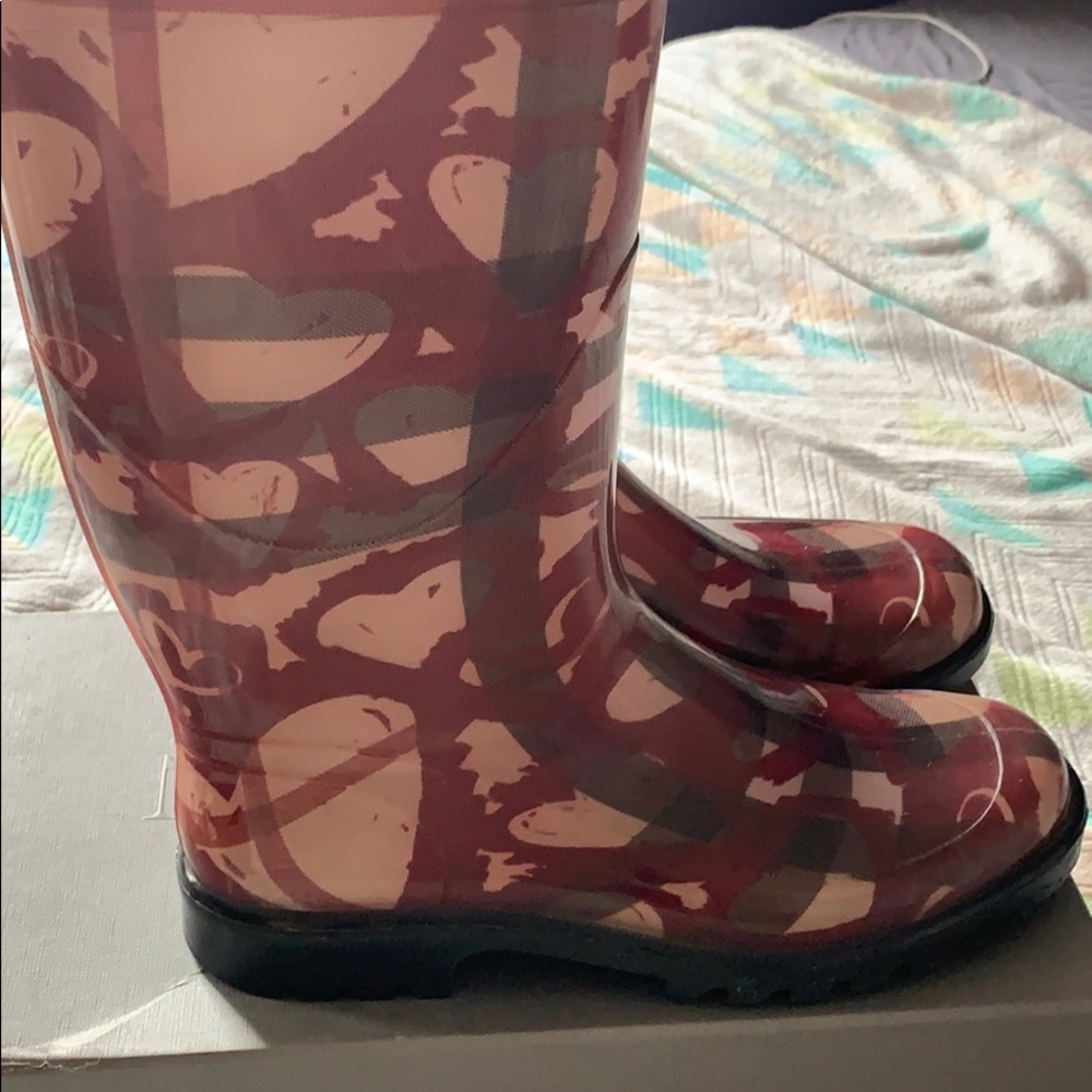 🤑SOLD🤑BURBERRY Rain Boots with Hearts - Picture 3 of 6